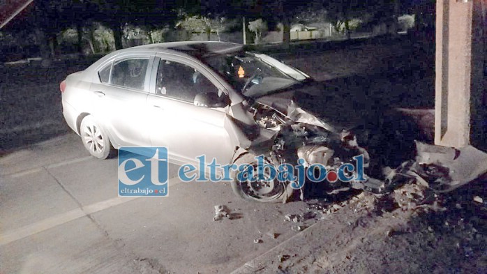 El automóvil, con sus placas patentes cubiertas, terminó estrellándose contra un árbol al intentar escapar.