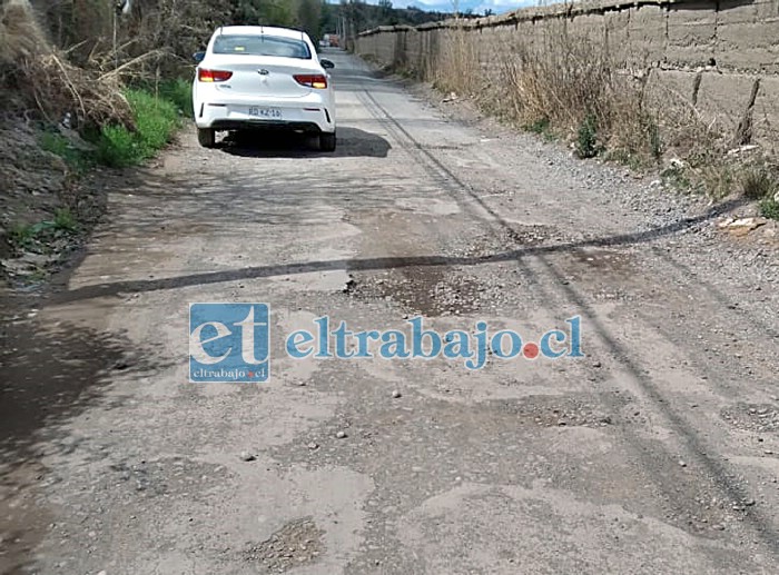 Una larga e interminable fila de agujeros en el pavimento deben sortear los vehículos en calle El Convento.