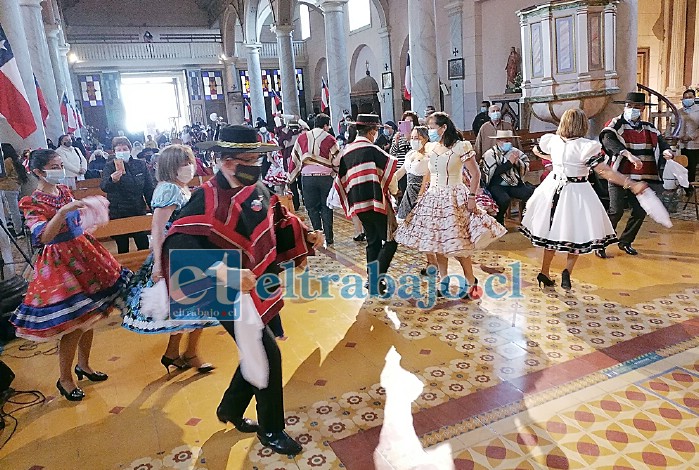 Así lucieron estos huasos con sus chinas en el centro del templo católico, una postal que nos da esperanza ante la pandemia que sigue afectando a la humanidad.