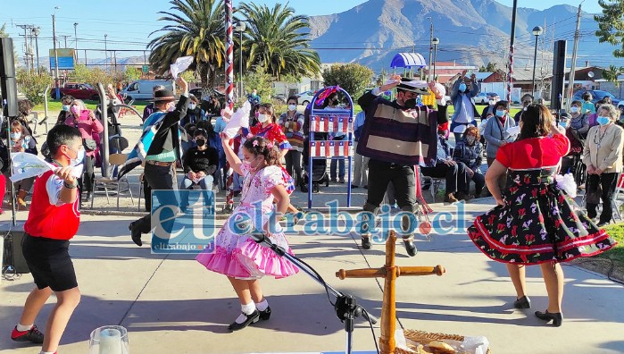 PRIMERA MISA A LA CHILENA.- Al final de la jornada todo era cueca, zapateo y muchos pañuelos al viento.