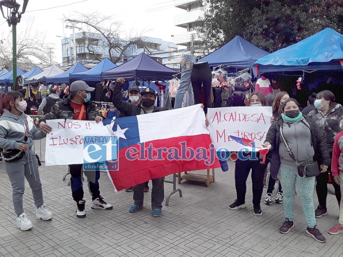 Un grupo de los comerciantes que piden un cara a cara con la alcaldesa, porque no quieren irse a la Avenida Yungay.