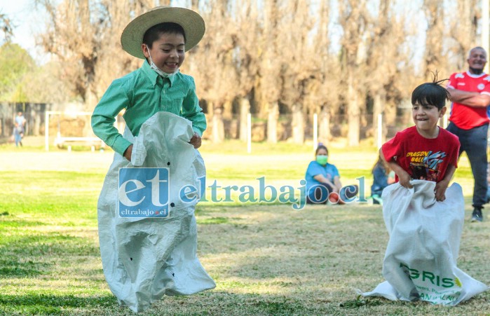 Estos pequeñitos corren a más poder en sus sacos, fue un fin de semana en familia.