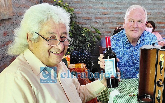 GRACIAS POR SU TRABAJO.- Carlos Montenegro y Helmut Kauffmann, dos experimentados educadores ahora jubilados.