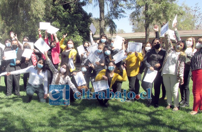 TODOS CONECTADOS.- Con gran alegría estos 38 asistentes de la educación culminaron el taller Regulando tus Emociones, impartido por la Dupla Psicosocial del Liceo Bicentenario Corina Urbina Villanueva.