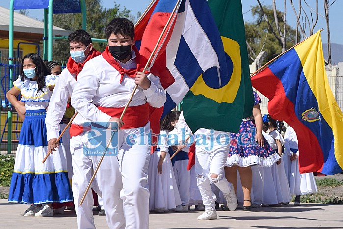 PAÍSES HERMANOS.- Muchos países se vieron representados en esta Gala Folclórica 2021 en la Escuela Almendral.