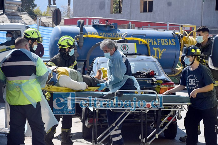 PASAJERA RESCATADA.- Las cámaras de Diario El Trabajo registraron el accionar de estos rescatistas del SAMU y Bomberos.