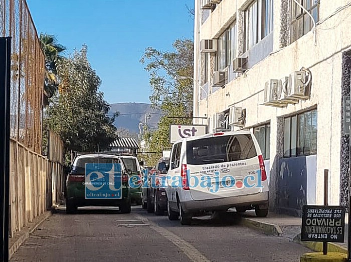 Personal de Carabineros en el IST de calle Merced en San Felipe. (Foto emerVcordillera)