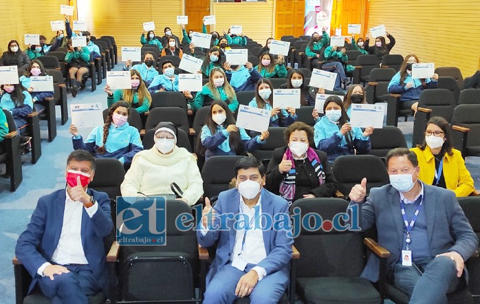 LA JUVENTUD SE IMPONE.- Con gran alegría estos chicos de cuarto medio del Colegio Bicentenario Santa María de Aconcagua, levantan su diploma de la Licencia Outplacement.