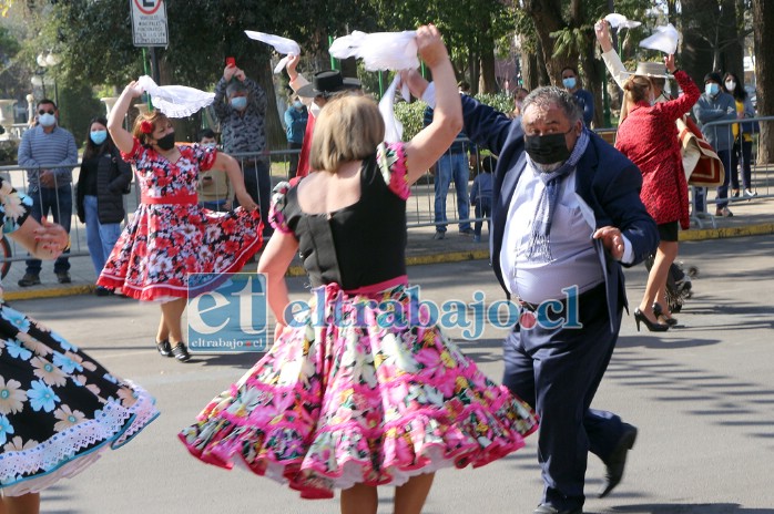 CUACA Y SUDOR.- Acá vemos al concejal Guillermo Lillo, sudando la mañana con este pie de cueca.