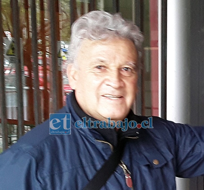 Hernán González Figari, ‘El Pequeño’, cerrando por fuera la puerta de la Municipalidad de San Felipe.