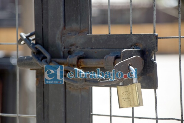 SIN PASO.- Este candado es el que se encontraron, asegura Raúl Reinoso, la tarde del lunes en el portón de la sede.