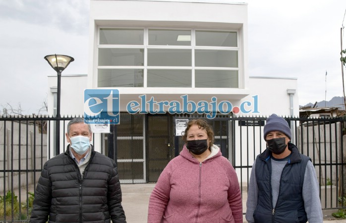 UN SUEÑO POSIBLE.- Ellos son la tesorera de la junta vecinal Rosa Ortiz, Manuel Castro, un vecino, y Luis Lazcano, delegado de la junta vecinal, con su nueva sede comunitaria de dos pisos.