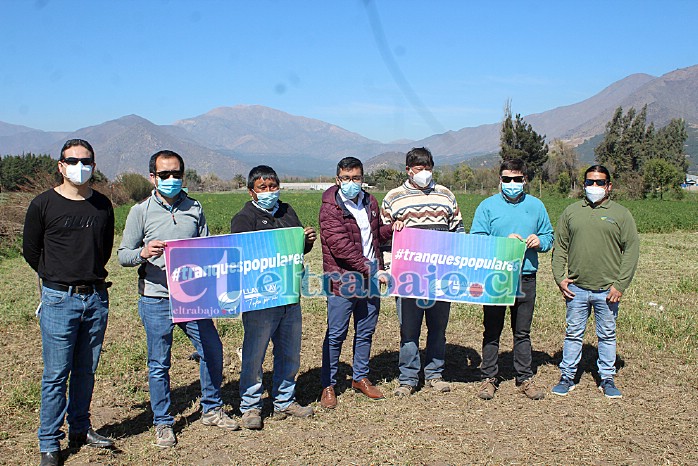 La prolongada sequía y el criticado manejo del tema hídrico han hecho buscar formas novedosas para ayudar a la agricultura familiar campesina. Aquí los agricultores en acción.