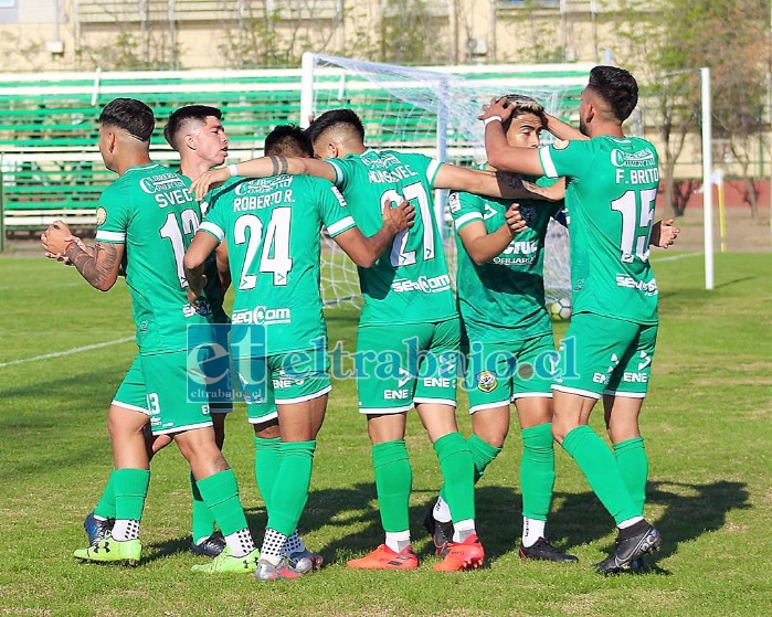 Parte del once verde que jugó el viernes pasado celebra uno de los goles sobre Rancagua Sur.