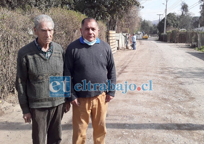 Juan Gutiérrez Jiménez, junto a un vecino que denuncia el mal estado del camino.