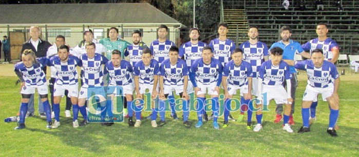 VAN POR LA COPA.- Este es el aguerrido equipo de Juventud La Troya, sus jugadores se han hecho respetar en el campo de juego.