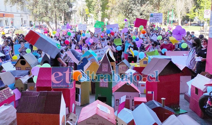 UN CLAMOR POPULAR.- Cada una de las familias instaló estas casitas frente al Municipio y en la Plaza Cívica. No hubo violencia, varios carabineros estuvieron en el lugar a modo preventivo.