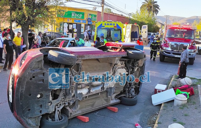 VIVA DE MILAGRO.- Un espectacular vuelco dio este vehículo Mazda con su conductora adentro, luego de ocurrir una colisión con un colectivo en la esquina San Martín con Avenida Yungay, quedando la mujer atrapada en su interior.