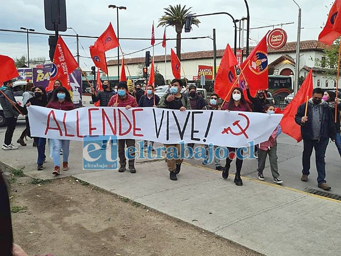 Los participantes del homenaje dirigiéndose al Memorial de Ejecutados y Detenidos Desaparecidos, emplazado en Alameda Yungay.