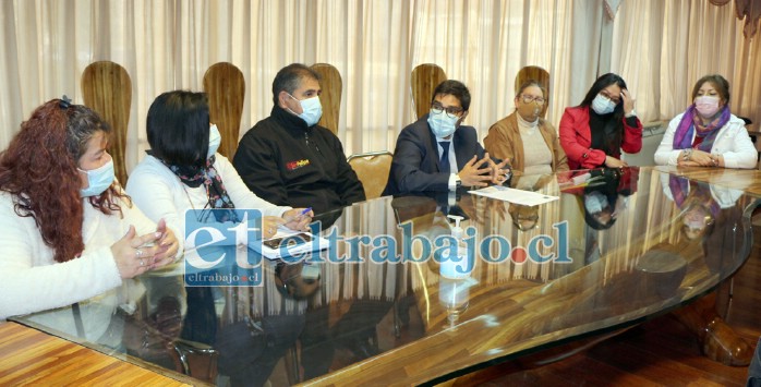 Dirigentes de la Feria Diego de Almagro junto al administrador municipal de San Felipe, Hernán Herrera, informaron del cambio de fecha.