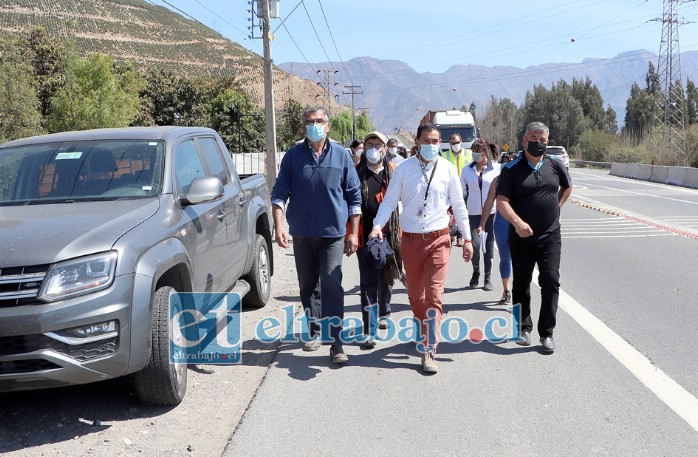 Los vecinos junto al alcalde realizaron un recorrido por el lugar para conocer dónde se emplazará la pasarela y cuál es la afectación que esto producirá a los vecinos.