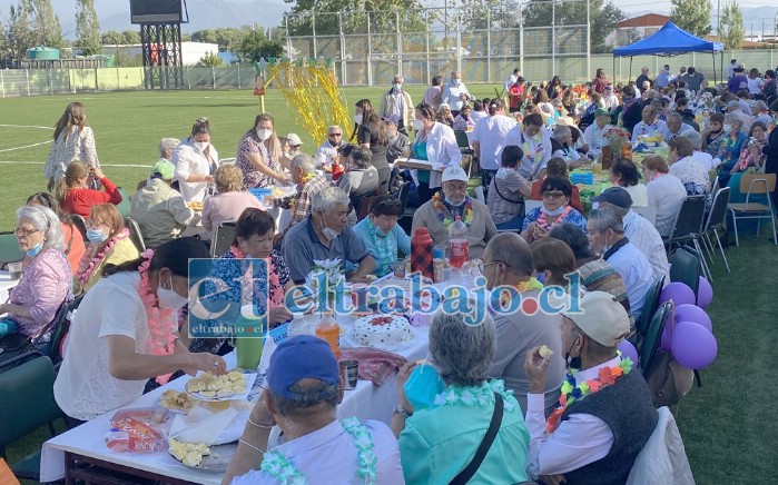 CELEBRARON EN EL ESTADIO.- Cientos de vecinos de Santa María celebraron en el Estadio Municipal de su comuna el Mes del Adulto Mayor 2021.