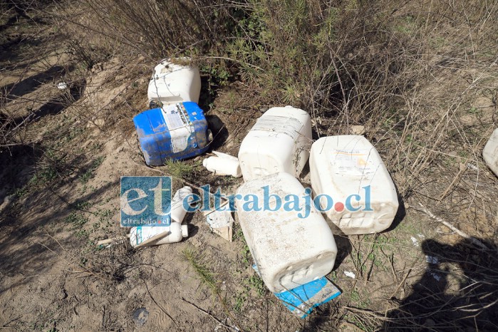 Estos son recipientes plásticos de agroquímicos, los vecinos aseguran que son los causantes de muertes de animales de granja en el sector.