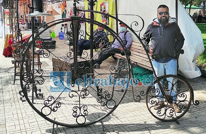 CON SUS PROPIAS MANOS.- Luis Gustavo Contreras es herrero, y fabricó esta enorme bicicleta de hierro fundido.