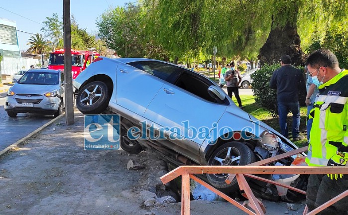 SIEMPRE BOMBEROS.- Bomberos sanfelipeños lograron rescatar a la conductora y ponerla a salvo.