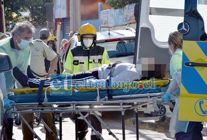 MUJER LESIONADA.- Las cámaras de Diario El Trabajo registran el momento del traslado de esta paciente desde su vehículo impactado a la ambulancia del SAMU.