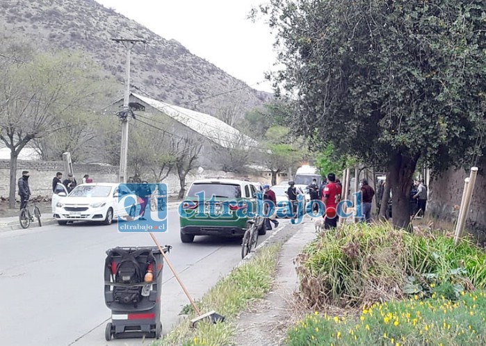 Carabineros y personal de la PDI trabajando en el sitio del suceso, ante la mirada de numerosas personas que llegaron hasta el lugar.