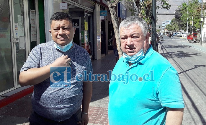 De izquierda de derecha Francisco Valenzuela, local de venta de zapatillas, y Eduardo Muñoz, de ‘Congelados Muñoz’. Todos de calle Coimas entre Prat y Santo Domingo.