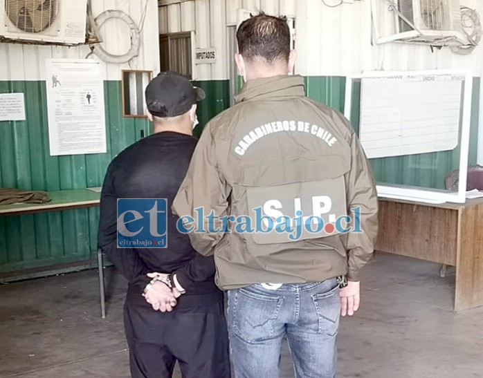 El imputado en el cuartel de Carabineros de San Felipe.