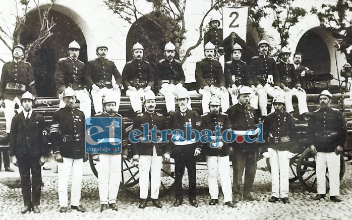 CONSAGRADOS A SERVIR.- Ellos son una de las primeras generaciones de la Segunda Compañía de Bomberos de San Felipe, a principios del siglo XX.