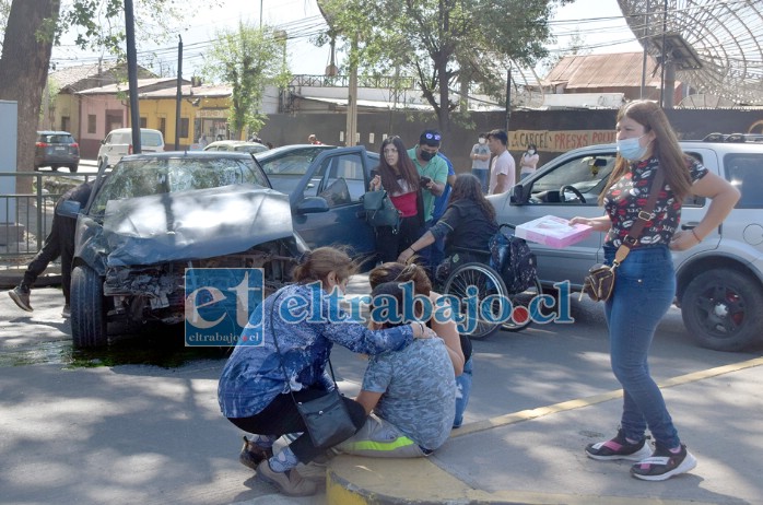 EN EL LUGAR.- El menor de edad fue sacado del vehículo por sus familiares, minutos después llegaron rescatistas de Bomberos.