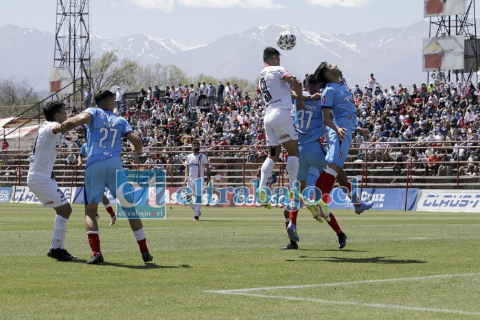 Unión San Felipe intentó de manera desordenada y por todos los medios llegar al gol en el pleito de ayer. (Foto: Jaime Gómez Corales)