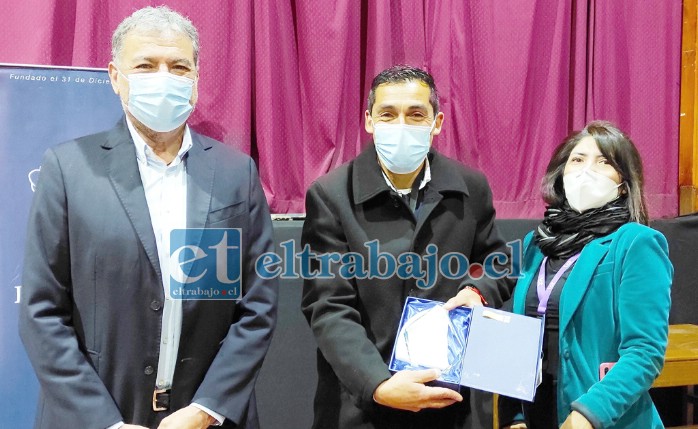 RECIBE SELLO COVID.- En la Casa de la Cultura de Panquehue fue homenajeado el alcalde Gonzalo Vergara. Le entregan su distinción y la del Municipio, Marcela Bugueño, agente zonal IST Aconcagua, y Raúl Rojas Romero, gerente nacional de Prevención de Riesgos y Salud Ocupacional del IST.