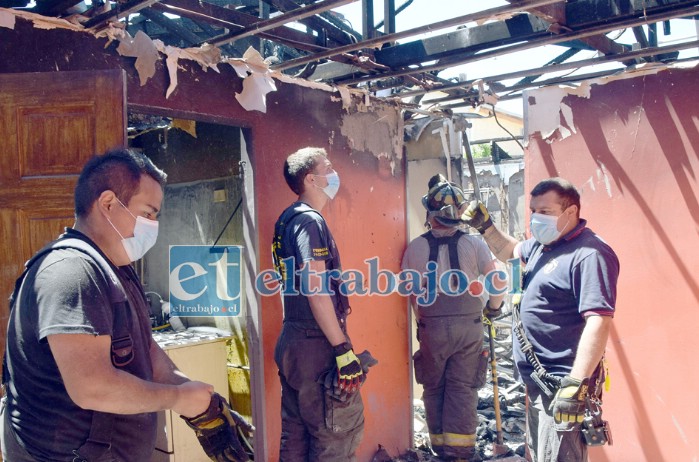 CUARTINOS EN ACCIÓN.- Las pérdidas materiales de esta familia son totales, las cámaras de Diario El Trabajo captaron este martes a los cuartinos haciendo lo que saben: Servir.