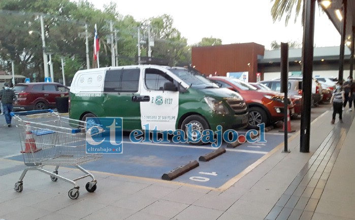 Carabineros con el detenido en el interior del furgón policial en el estacionamiento del supermercado Líder de Avenida O’Higgins de San Felipe.