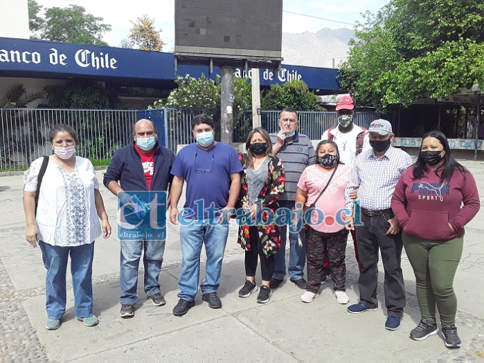 Los ex trabajadores de parquímetros reunidos en la Plaza Cívica de San Felipe.