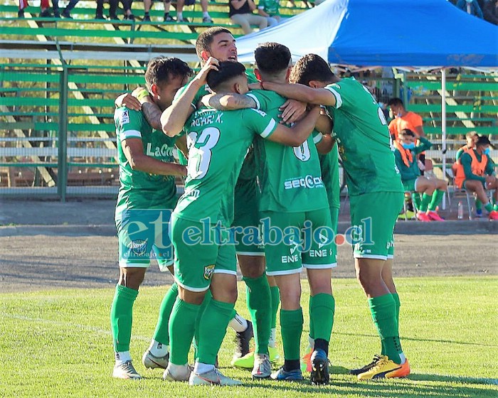 José Tomas Arancibia es felicitado por parte de sus compañeros.