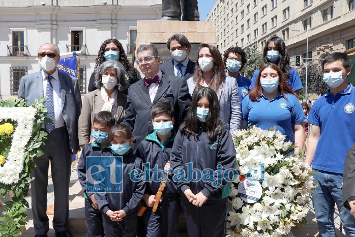 La alcaldesa de Calle Larga junto a una delegación de estudiantes del Liceo y de la Escuela Pedro Aguirre Cerda, entregaron una ofrenda floral en este homenaje al ex mandatario callelarguino.