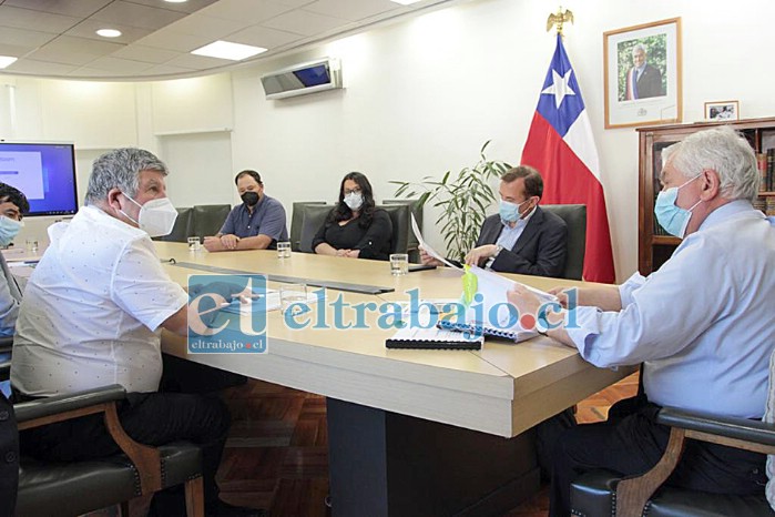 El diputado Luis Pardo acompañado de la concejala Jéssica González, de Catemu, y del presidente de la UNCO vecinal de Putaendo, René Reyes, entre otros dirigentes, reciben la buena noticia de parte del ministro de Salud Enrique Paris.