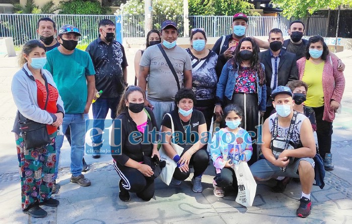 CONTRA LA PARED.- Ellos son varios comerciantes del Sindicato de ‘Ambulantes por la Dignidad’, quienes este sábado quedarán si permiso para seguir trabajando en la Plaza de Armas.