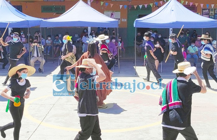 ANIVERSARIO Y FOLKLORE.- Estos chicos ensayaron durante semanas para poder lucirse este lunes con estas danzas ancestrales en su colegio.