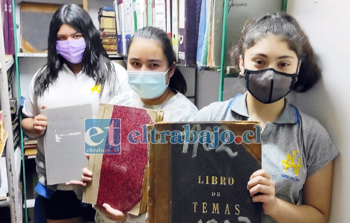 ELLAS AL FRENTE.- Acá las vemos en el archivo del Liceo Bicentenario Corina Urbina, en San Felipe, nos muestran algunos documentos históricos.