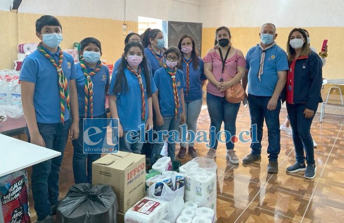 DAME UNA MANO.- Aquí vemos una de las brigadas de Scouts Ashanti Chile, haciendo una pauta en la colecta para abuelos de 21 de Mayo.