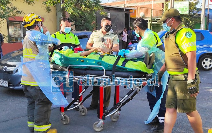 EN EL LUGAR.- Las cámaras de Diario El Trabajo captan el instante cuando el adulto mayor atropellado es conducido a la ambulancia del SAMU.