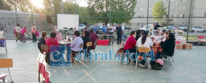 Personas de distintas comunas llegaron a cooperar y participar del bingo a beneficio de Panchita.