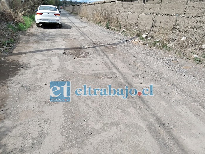 Enormes hoyos deben sortear los vehículos en calle El Convento.